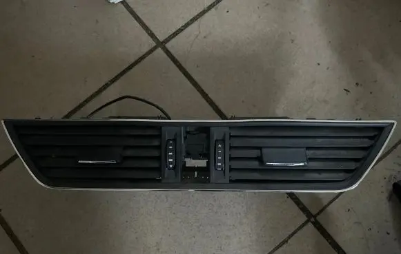 Skoda Superb B8 (3V) Dash center air vent grill 3V0820951C
