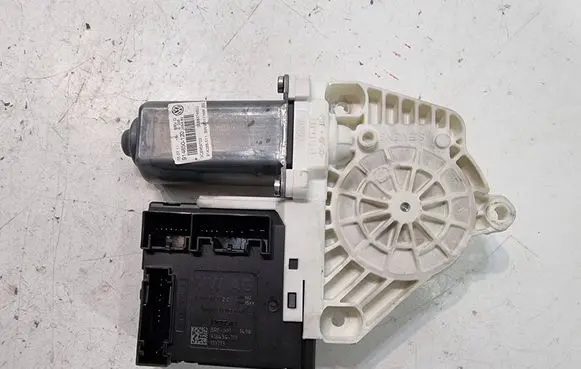 Volkswagen PASSAT CC Front door window regulator motor 3C0959792C BRF001