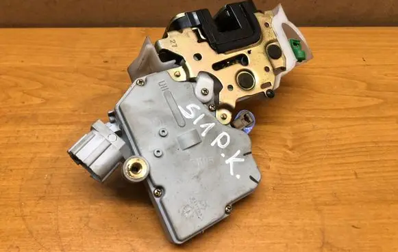 Subaru Impreza II Front door lock