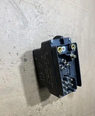 Volkswagen II LT Glow plug pre-heat relay 2D0911253 899063000