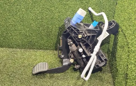 Renault Trafic III (X82) Clutch pedal 465033911R 93459472 81007095