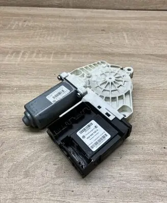 Volkswagen Touran I Front door window regulator motor 1K0959792G 1K0959702K