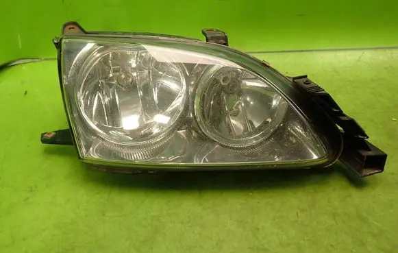 Toyota Avensis T220 Headlight/headlamp 
