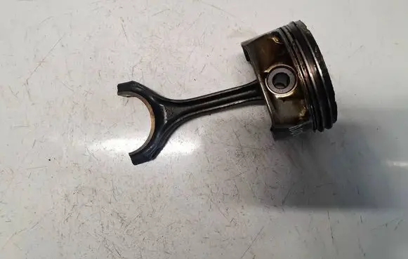 Mercedes-Benz E W212 Piston with connecting rod