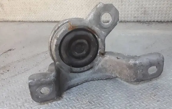 Volvo V70 Engine mount bracket 30636633