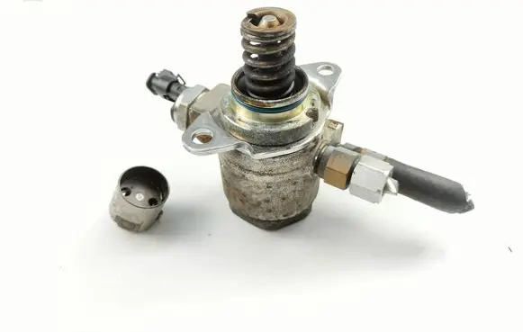Volkswagen Scirocco Fuel injection high pressure pump 03C127026M