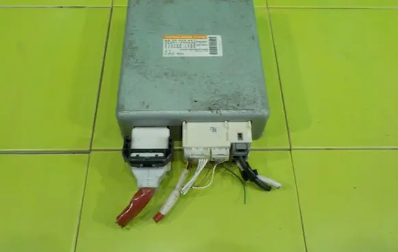 Toyota Avensis T270 Central body control module 2107001242 XP260