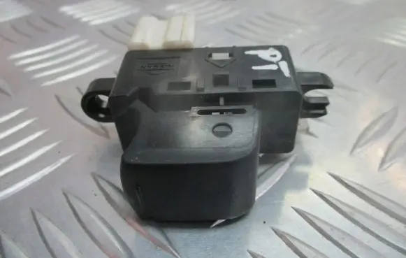 Nissan Tiida C11 Electric window control switch
