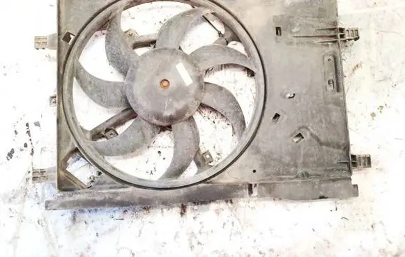 Radiator cooling fan shroud