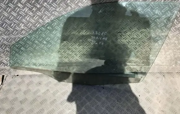 Mitsubishi Carisma Front door window glass four-door