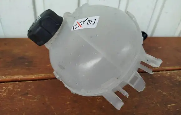 Citroen C4 III e-C4 Coolant expansion tank/reservoir 9824198680