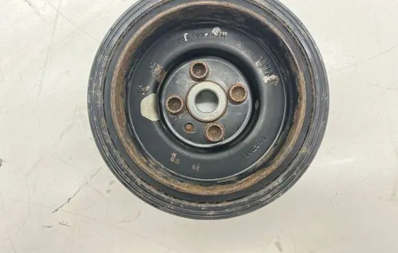 Volkswagen Polo V 6R Crankshaft pulley 038105243M