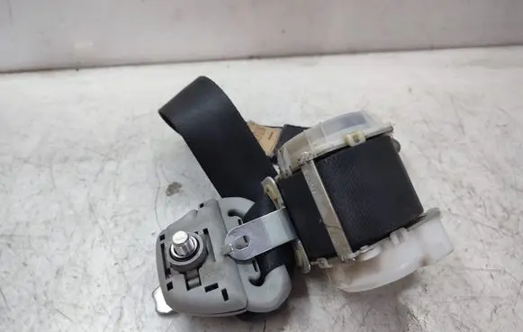 Middle seatbelt (rear)