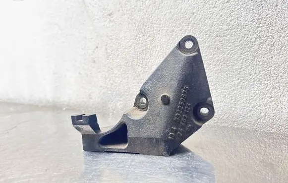 Opel Zafira B Engine mounting bracket 332253673 24463124