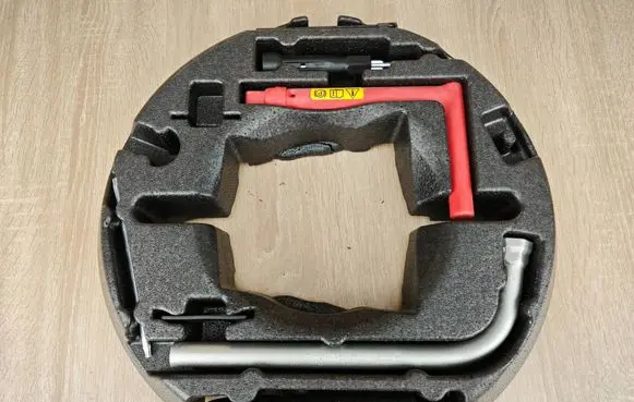 Audi A4 S4 B9 Tool set 8W0012109 8W0713201