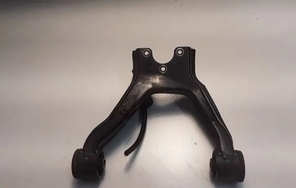 Mitsubishi Pajero Front lower control arm/wishbone 4013A210