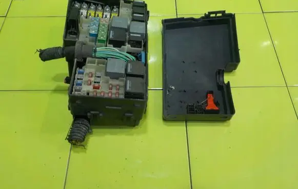Ford Kuga I Fuse box set 8V4T14K733BAD BEZPIECZNIKOW