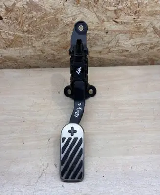 Accelerator throttle pedal