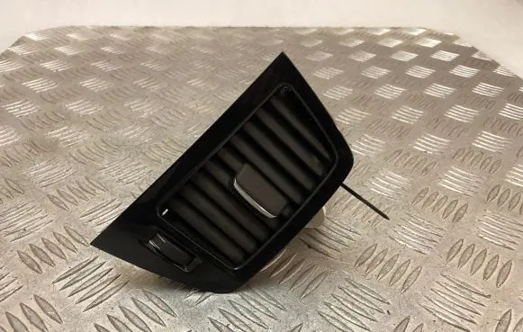Volvo XC90 Dash center air vent grill 31651283