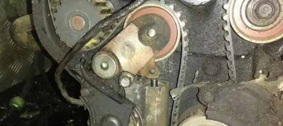Mazda Premacy Generator/alternator belt tensioner