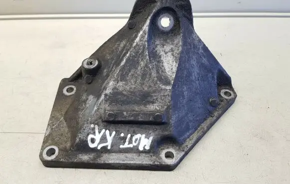 BMW 5 E60 E61 Engine mounting bracket 6761111