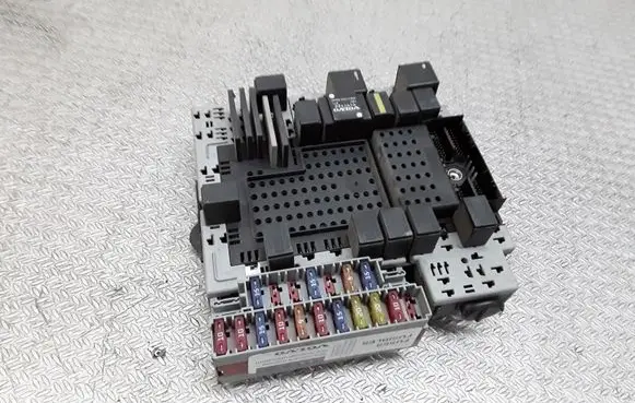 Volvo V70 Fuse module 8645729