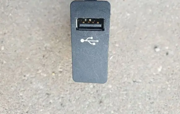 BMW i3 USB socket connector 6820397