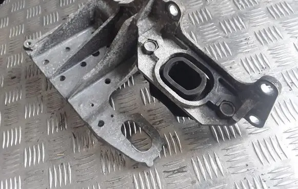Nissan Qashqai Engine mount bracket 8200358147 8200395661