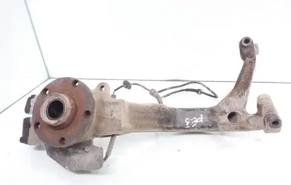 Volkswagen PASSAT B5 Front wheel hub spindle knuckle 8D0407258T
