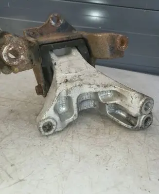 Honda CR-V Engine mount bracket