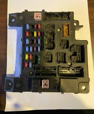 Peugeot 4007 Fuse module 8637A318 00017614 519087902