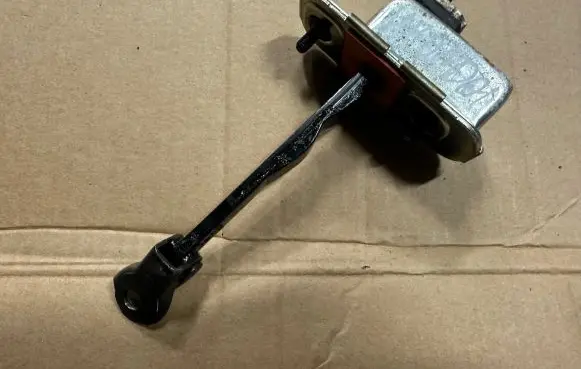 Hyundai i30 Front door check strap stopper