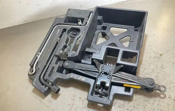 Lexus CT 200H Tool set 
