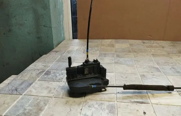 Nissan Note (E11) Rear door lock