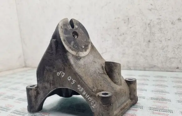 Volkswagen Touareg I Engine mounting bracket 07Z199308B