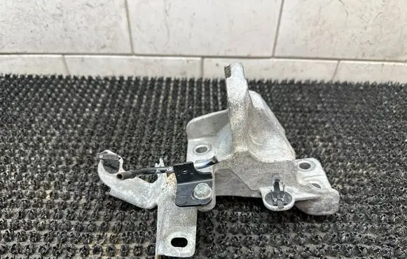 Infiniti QX60 L50 Engine mounting bracket