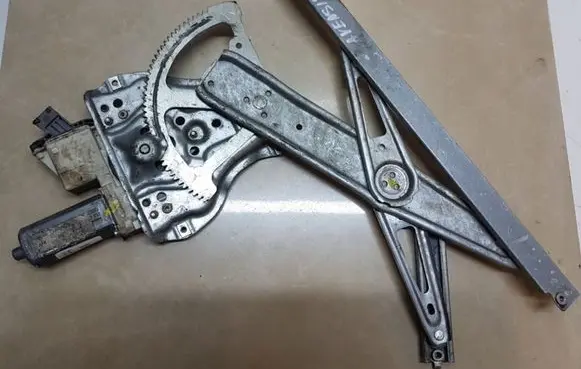 Toyota Avensis T220 Front door window regulator motor