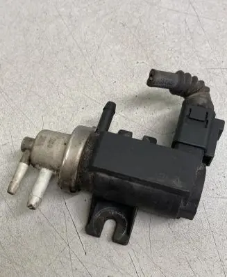 Audi A4 S4 B5 8D Turbo solenoid valve 1J0906627A 72290325