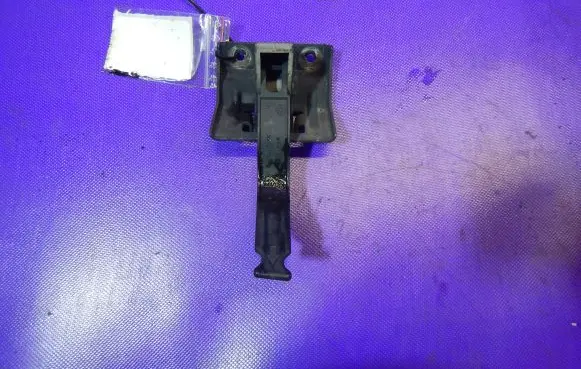 Renault Megane II Front door lock loop/hook striker 8200110075