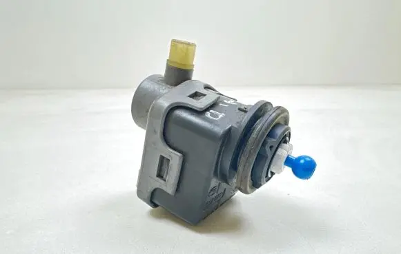 Nissan Qashqai Headlight level adjustment motor 007878 7700420737