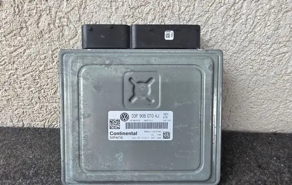 Volkswagen Golf VI Engine control unit/module 03F906070AJ