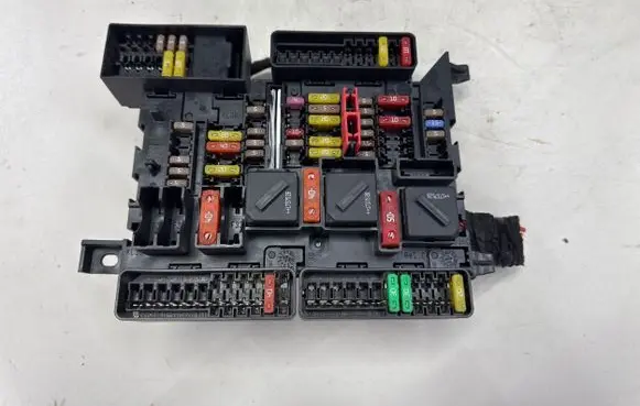 BMW 2 F46 Fuse module 9360501 R0TA900126