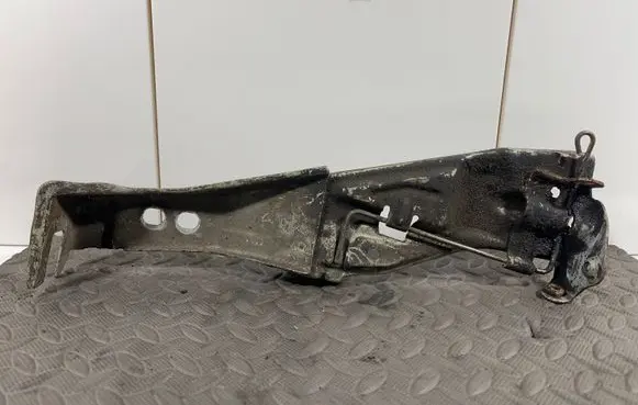 Audi A6 S6 C4 4A Radiator mount bracket 4A0805807