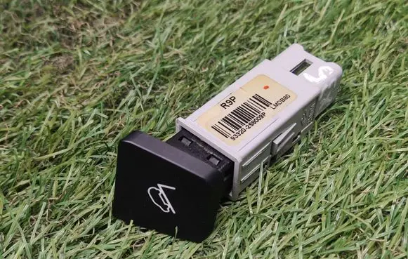 Hyundai ix35 Switch for retractable tow bar 933202S8009P