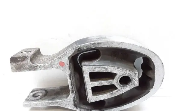 Volvo V70 Engine mount bracket