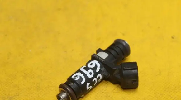 Volkswagen Golf V Fuel injector 06A906031CM