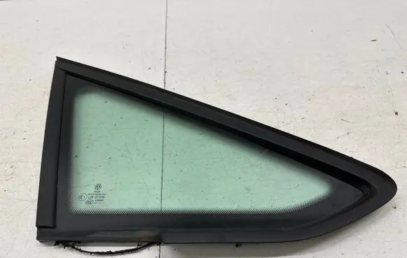 Volkswagen Golf Sportsvan Front triangle window/glass 