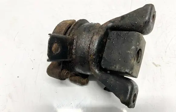 Mitsubishi Grandis Engine mount bracket