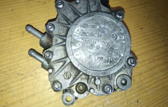 Volkswagen PASSAT B6 Vacuum pump 03G145209