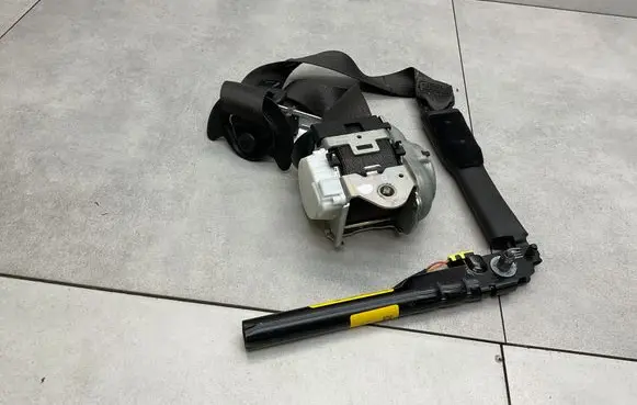 Opel Astra K Front seatbelt 